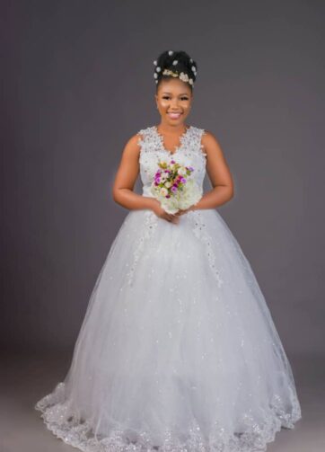 Sleeveless Lace Ball Wedding Gown